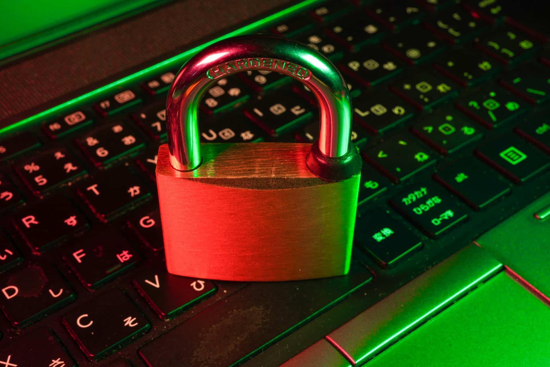 Laptop mit Vorhängeschloss symbolisiert IT-Sicherheit und Datenschutz.